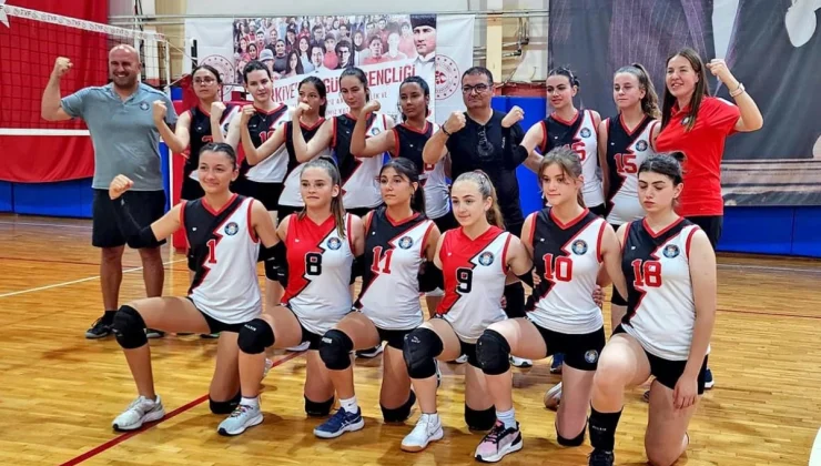 Çeşme Belediyespor Kız Voleybol Takımları Liderlik Yolunda