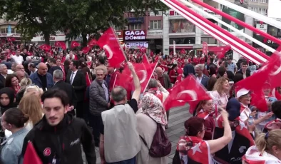 Haluk Levent, Bursalı gençlerin 19 Mayıs coşkusuna eşlik etti