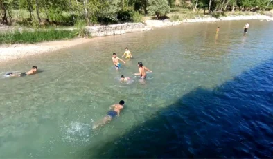 Tunceli’de Çocuklar Tağar Çayı’nda Yüzme Öğreniyor