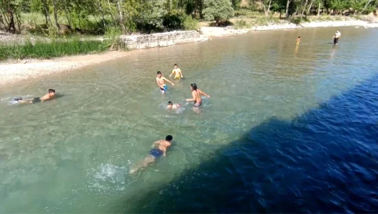 Tunceli’de Çocuklar Tağar Çayı’nda Yüzme Öğreniyor