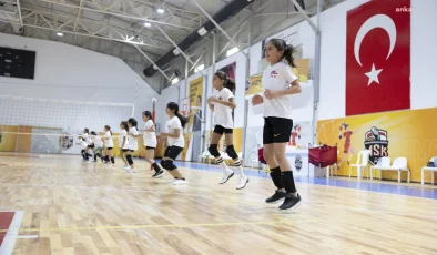 Mersin Büyükşehir Belediyesi Ücretsiz Voleybol Kurslarıyla Çocukları Sporla Buluşturuyor