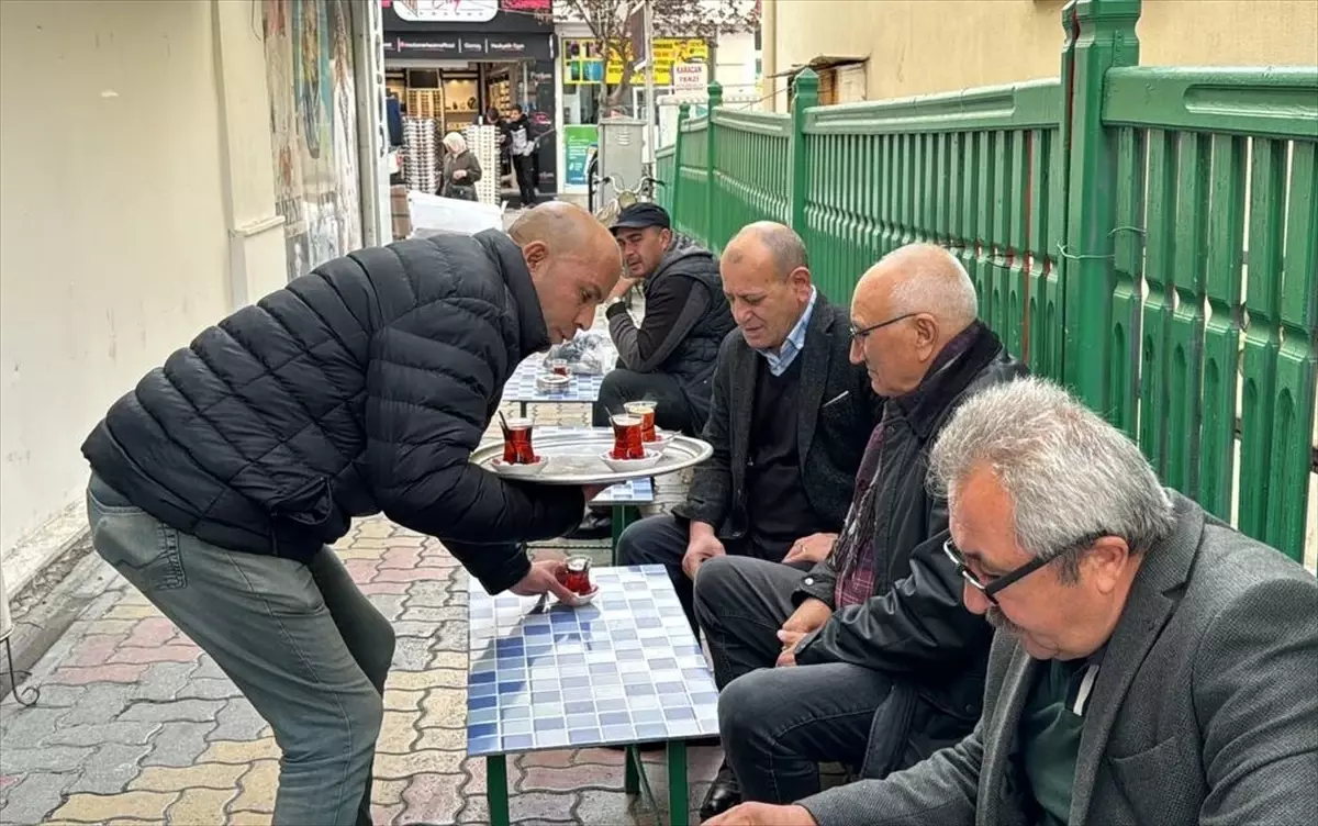 Çay Ocağında Azim Dolu 20 Yıl