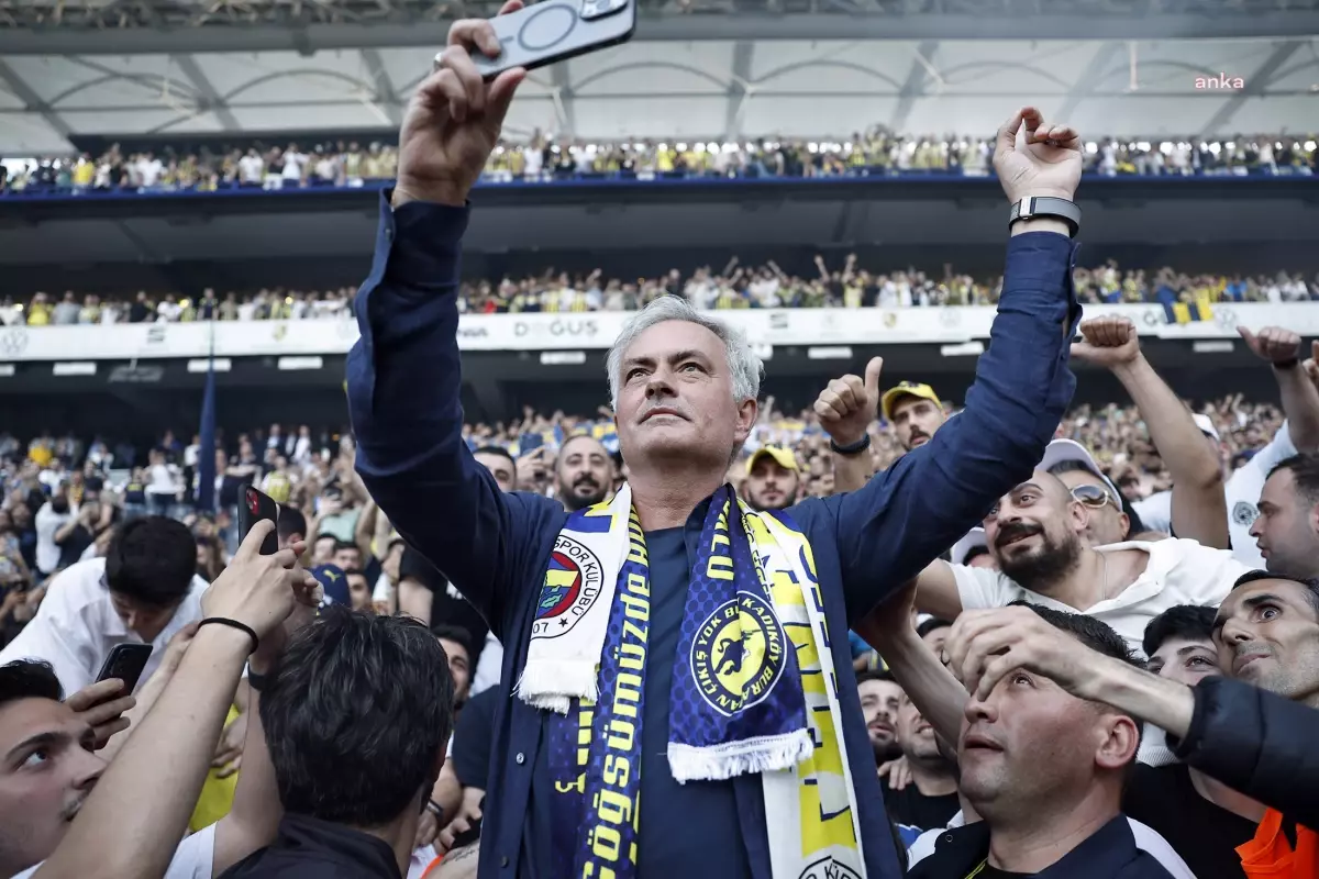 Fenerbahçe Teknik Direktörü Jose Mourinho Safra Kesesi Ameliyatı Oldu