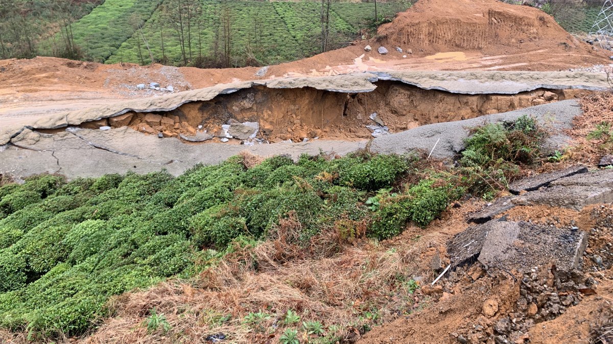 Rize’de heyelanda köy yolu çöktü