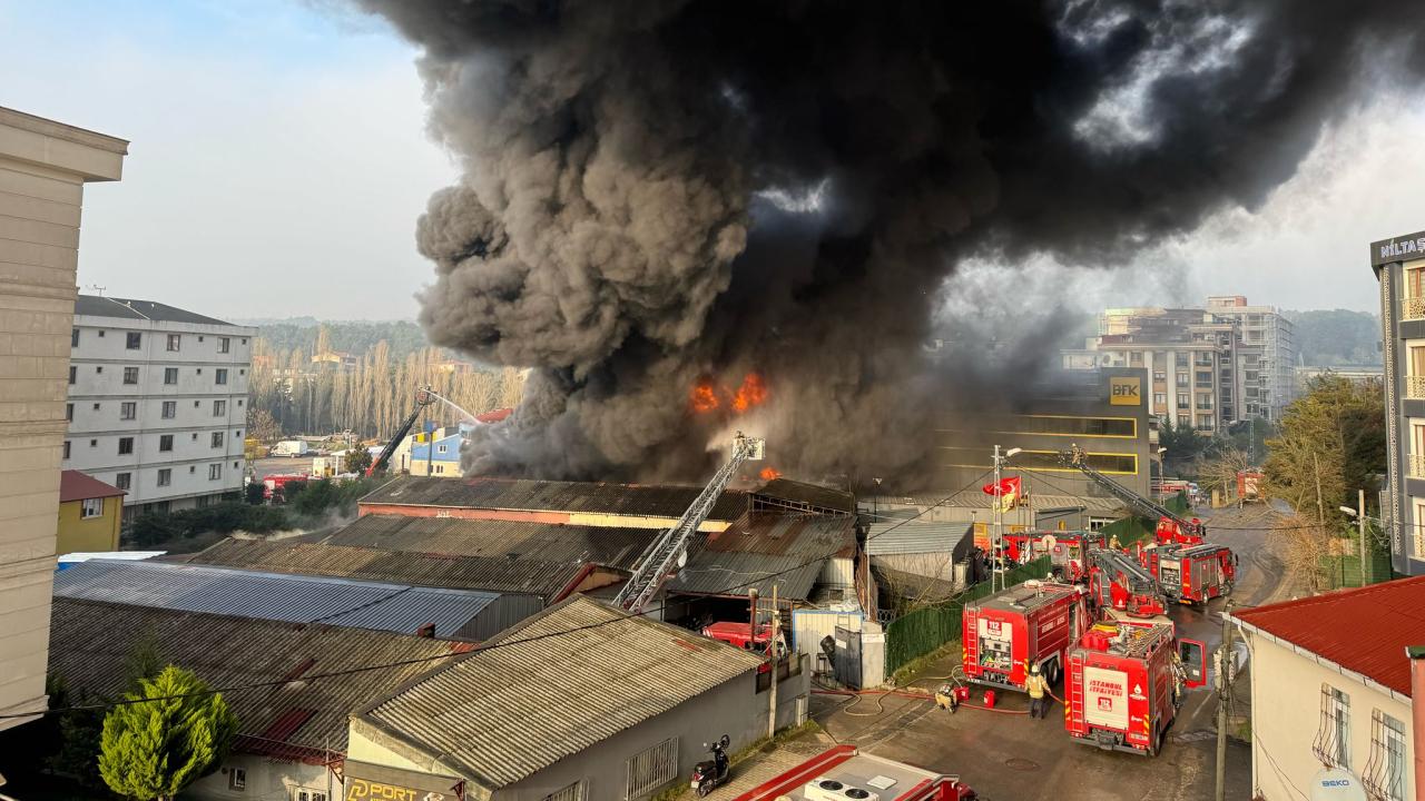 İstanbul’da lastik fabrikasında yangın